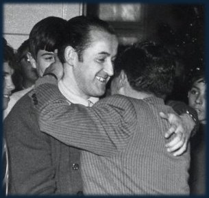 Jes�s dando un abrazo a Gerardo Alv�rez. Dos amigos sensacionales.